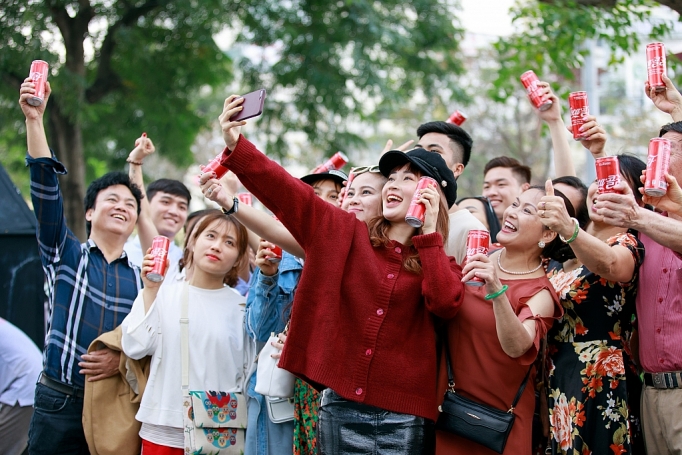 Coca-Cola tung phiên bản lon đặc biệt với logo song ngữ cùng thông điệp kết nối hòa bình coca cola tung phien ban lon dac biet voi logo song ngu cung thong diep ket noi hoa binh