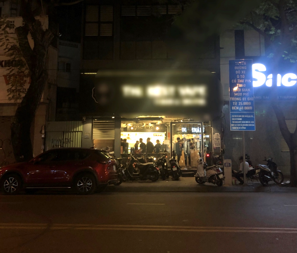 Một cửa hàng công khai bán thuốc lá điện tử nhâp lậu, “núp bóng” quán cà phê tại mặt tiền Nguyễn Cư Trinh, Quận 1, TP.HCM Một cửa hàng công khai bán thuốc lá điện tử nhâp lậu, “núp bóng” quán cà phê tại mặt tiền Nguyễn Cư Trinh, Quận 1, TP.HCM