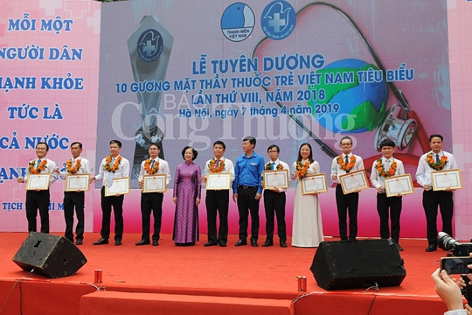 vinh danh 10 thay thuoc tre viet nam tieu bieu nhan ngay suc khoe the gioi