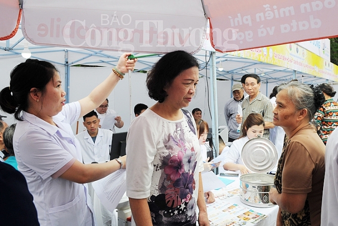 vinh danh 10 thay thuoc tre viet nam tieu bieu nhan ngay suc khoe the gioi