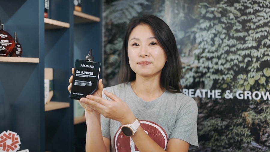 Cô Mimi Chien – Phó Tổng Giám đốc MacroHi giới thiệu “Dầu gội đầu 5α Juniper Scalp Purifying Liquid Shampoo” thương hiệu AROMASE