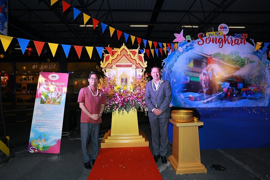 Ông Bruno Jousselin cùng Ông Apirat thực hiện nghi thức Dâng nước tắm Phật cầu mong những điều tốt lành trong thời gian sắp tới