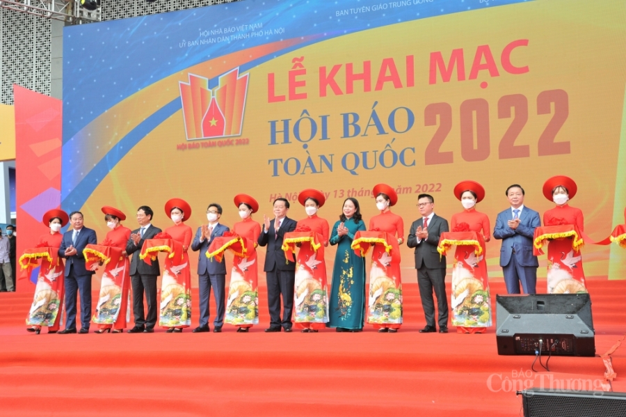 Cắt băng khai mạc hội báo Cắt băng khai mạc hội báo