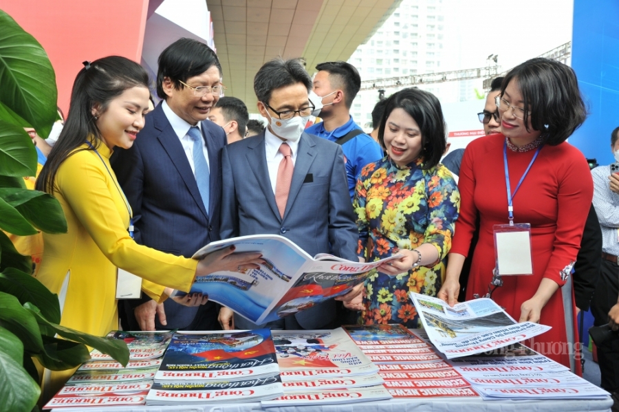 Phó Thủ tướng Vũ Đức Đam thăm gian trưng bày của Báo Công Thương Phó Thủ tướng Vũ Đức Đam thăm gian trưng bày của Báo Công Thương