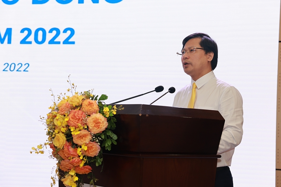 Năm vừa qua, mặc dù gặp rất nhiều khó khăn, chịu tác động bởi dịch Covid-19, EMS Việt Nam vẫn đảm bảo chuyển phát nhanh chóng, chính xác, an toàn văn bản tài liệu, hàng hoá, phục vụ các tổ chức, doanh nghiệp cũng như các nhu cầu thiết yếu của người dân; duy trì mạng lưới hoạt động hiệu quả, đảm bảo các chỉ tiêu về doanh thu và các chỉ tiêu về tài chính khác. Năm 2021, tổng doanh thu ghi nhận tại Tổng công ty EMS đạt 2.500 tỷ đồng, tăng 30%; lợi nhuận trước thuế toàn Tổng công ty ước đạt 84,5 tỷ đồng, tăng 18%; thu nhập bình quân của Cán bộ công nhân viên dự kiến tăng 10% so với năm 2020; duy trì mức trả cổ tức 10%/năm. Năm 2022, EMS Việt Nam đặt mục tiêu tăng trưởng 34,36%, lợi nhuận tăng 5,86%, tỷ suất lợi nhuận/vốn là 30,18%.  Để đạt mục tiêu đó, lãnh đạo tổng công ty cho biết, EMS Việt Nam cần tiếp tục phát triển dịch vụ EMS một cách tổng thể và toàn diện tại 63 tỉnh, thành phố; phối hợp chặt chẽ với các Bưu điện tỉnh, thành phố mở rộng các thị trường trọng điểm, tiềm năng, các bưu cục khách hàng lớn với những cách làm mới mang tính đột phá.  Phát biểu tại đại hội, ông Chu Quang Hào - Tổng Giám đốc Tổng công ty Bưu điện Việt Nam đánh giá cao sự nỗ lực, cố gắng của HĐQT, Ban Tổng giám đốc điều hành và toàn thể người lao động của EMS trong hơn 2 năm qua. Theo ông Chu Quang Hào, năm 2022, EMS Việt Nam cần xây dựng phương án điều chỉnh, bổ sung chiến lược phát triển giai đoạn 2021-2025, định hướng đến năm 2030 phù hợp với các chủ trương và định hướng lớn đang triển khai tại Công ty mẹ - Tổng công ty Bưu điện Việt Nam, hướng tới trở thành một doanh nghiệp kiểu mẫu về bưu chính công nghệ.  “Trong giai đoạn tới, EMS sẽ triển khai chiến lược chuyển đổi số và tăng cường tham gia các công đoạn Logistics phù hợp với định hướng phát triển của Tổng công ty Bưu điện Việt Nam. Đồng thời bám sát, thực hiện tổ chức sản xuất đồng bộ với tổng công ty. Xây dựng phương án sử dụng tối đa cơ sở hạ tầng cung cấp dịch vụ của Bưu điện Việt Nam để nâng cao chất lượng, giảm chi phí và giá thành dịch vụ”, ông Chu Quang Hào nhấn mạnh. Để thực hiện thành công các chỉ tiêu, nhiệm vụ này, đòi hỏi HĐQT khóa mới, Ban Tổng giám đốc điều hành của EMS phải quyết liệt, tập trung chỉ đạo đồng bộ, cụ thể hóa toàn bộ nhiệm vụ, đưa ra các giải phát đột phá để triển khai các dịch vụ mới với hướng đi rõ nét. Tại Đại hội cổ đông thường niên năm 2022, các cổ đông EMS Việt Nam đã tổ chức bầu thành viên HĐQT nhiệm kỳ V và ra mắt Hội đồng quản trị mới. Ông Nguyễn Xuân Lam, Phó Bí thư Đảng ủy, Thành viên HĐTV Tổng công ty Bưu điện Việt Nam đã được bầu là Chủ tịch HĐQT Tổng công ty Chuyển phát nhanh Bưu điện. Việc bổ sung cán bộ lãnh đạo cấp cao của Tổng công ty Bưu điện Việt Nam cho EMS Việt Nam thể hiện sự quyết tâm đổi mới, phát triển dịch vụ lõi của tổng công ty cũng như kịp thời đưa cán bộ lãnh đạo có kinh nghiệm, năng lực để điều hành, chỉ đạo triển khai dịch vụ toàn mạng lười nhằm nâng cao sức cạnh tranh, vai trò dịch vụ chất lượng cao của Bưu điện Việt Nam trên thị trường. Theo ông Chu Quang Hào, việc kiện toàn Chủ tịch HĐQT chuyên trách nhằm giúp EMS tập trung cao độ định hướng chiến lược của HĐQT vào việc thực hiện các chỉ tiêu nhiệm vụ.  “Tổng công ty rất tin tưởng Chủ tịch HĐQT không chỉ góp phần giúp EMS hoạt động hiệu quả, phát triển bền vững mà còn xây dựng EMS trở thành doanh nghiệp kiểu mẫu, là doanh nghiệp bưu chính công nghệ hàng đầu trong nước, là mô hình điển hình cho các đơn vị của Bưu điện Việt Nam để triển khai thành công chiến lược chuyển đổi số’, ông Chu Quang Hào khẳng định.