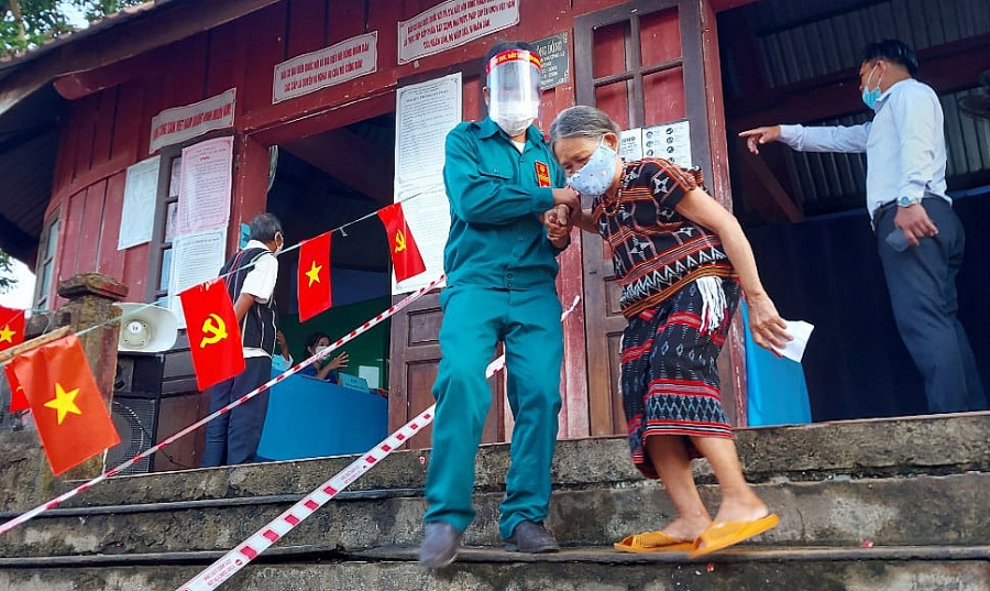Cử tri cả nước hân hoan trong Ngày hội non sông Cử tri cả nước hân hoan trong Ngày hội non sông