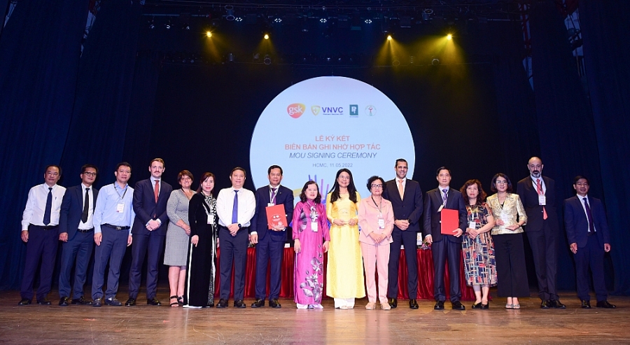 Đại diện GSK Việt Nam, Tổng Hội Y học Việt Nam, Công ty Cổ phần Dược liệu Trung ương 2 (Phytopharma), Công ty Vắc xin Việt Nam (VNVC) và các đại biểu.