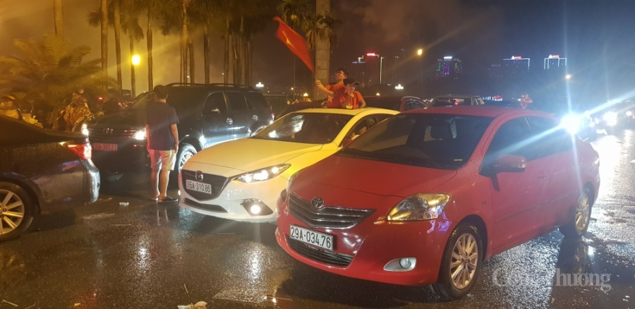 Sắc đỏ nhuộm kín đường phố sau chiến thắng lịch sử của U23 Việt Nam