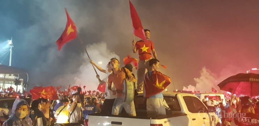 Sắc đỏ nhuộm kín đường phố sau chiến thắng lịch sử của U23 Việt Nam