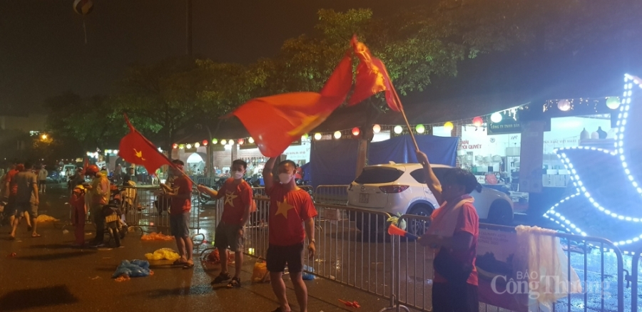 Sắc đỏ nhuộm kín đường phố sau chiến thắng lịch sử của U23 Việt Nam
