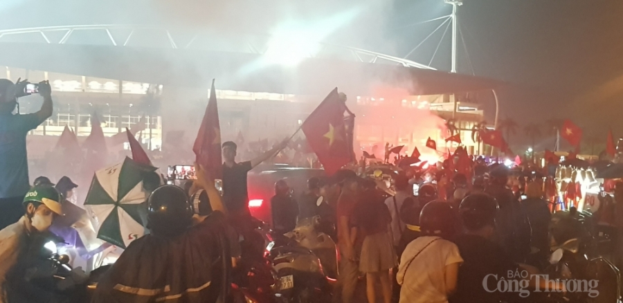 Sắc đỏ nhuộm kín đường phố sau chiến thắng lịch sử của U23 Việt Nam