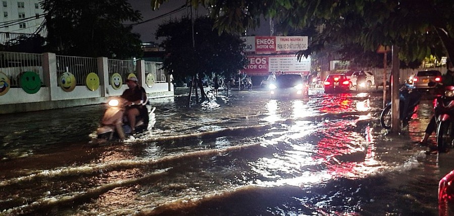 Sau cơn mưa lớn, đường phố Hà Nội ngập trong biển nước