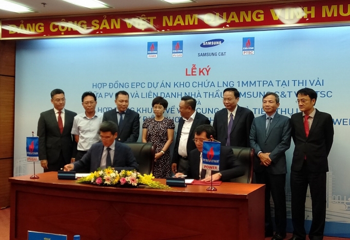 ky ket hai hop dong lon nganh dau khi