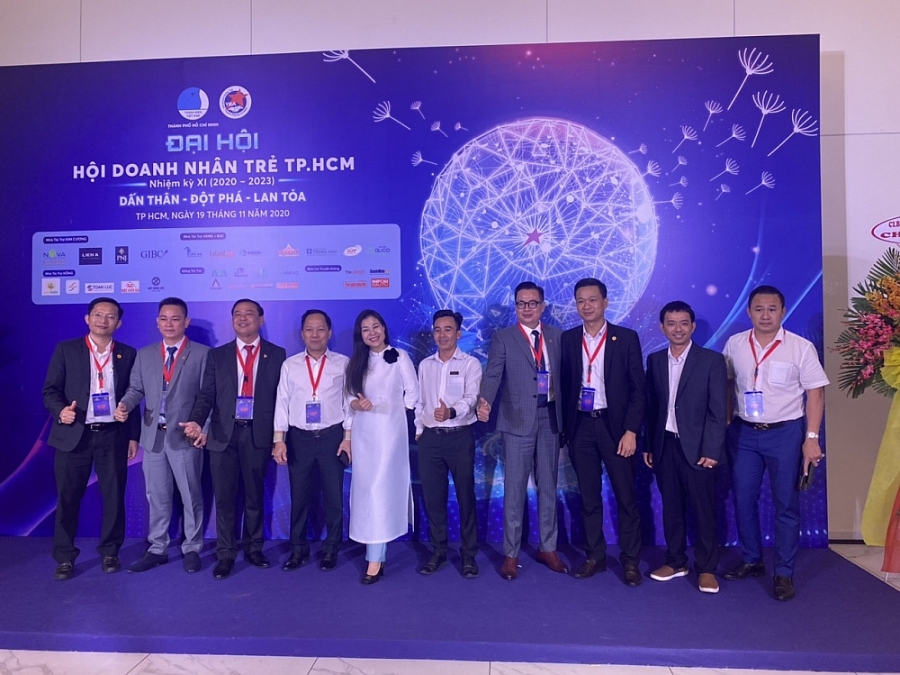 Doanh nhân Nguyễn Trung Trực (thứ hai từ bìa phải qua)