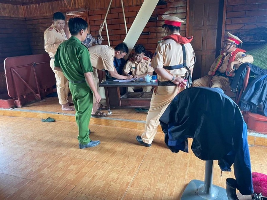 Bắt tạm giam nhóm "cát tặc" quy mô lớn chuyên hoạt động trên biển Cần Giờ Bắt tạm giam nhóm "cát tặc" quy mô lớn chuyên hoạt động trên biển Cần Giờ