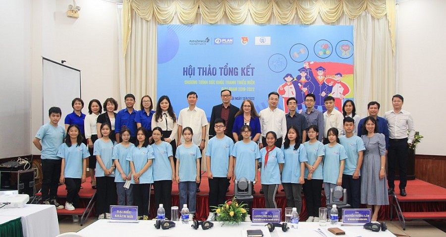 Các bạn Thanh thiếu niên và Đại biểu chụp ảnh lưu niệm Các bạn Thanh thiếu niên và Đại biểu chụp ảnh lưu niệm