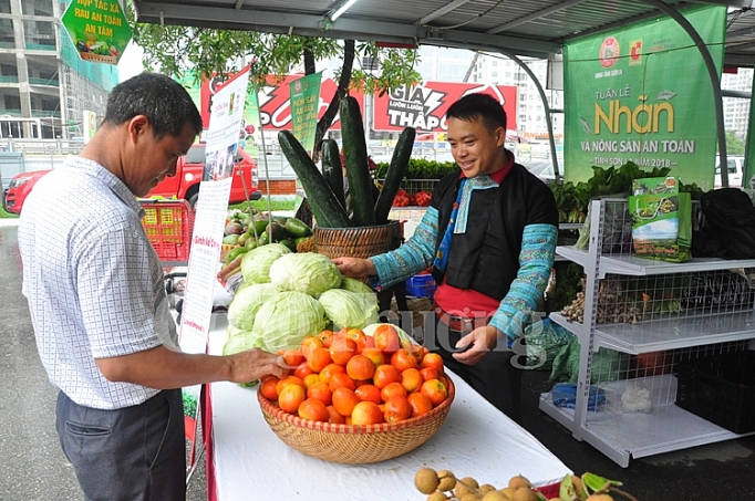 Bộ Công Thương sẽ hỗ trợ Sơn La quảng bá và kết nối tiêu thụ sản phẩm khai mac tuan le nhan va nong san an toan son la nam 2018