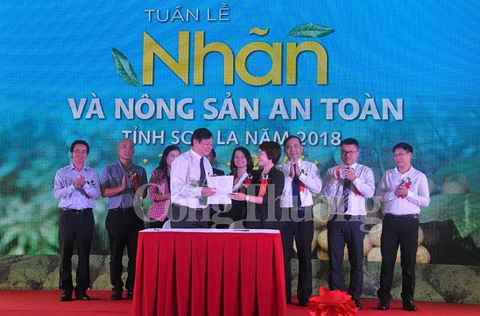Bộ Công Thương sẽ hỗ trợ Sơn La quảng bá và kết nối tiêu thụ sản phẩm khai mac tuan le nhan va nong san an toan son la nam 2018