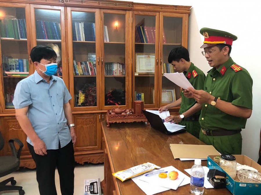 Ông Đặng Hải Đăng nghe cảnh sát đọc lệnh bắt tạm giam Ông Đặng Hải Đăng nghe cảnh sát đọc lệnh bắt tạm giam