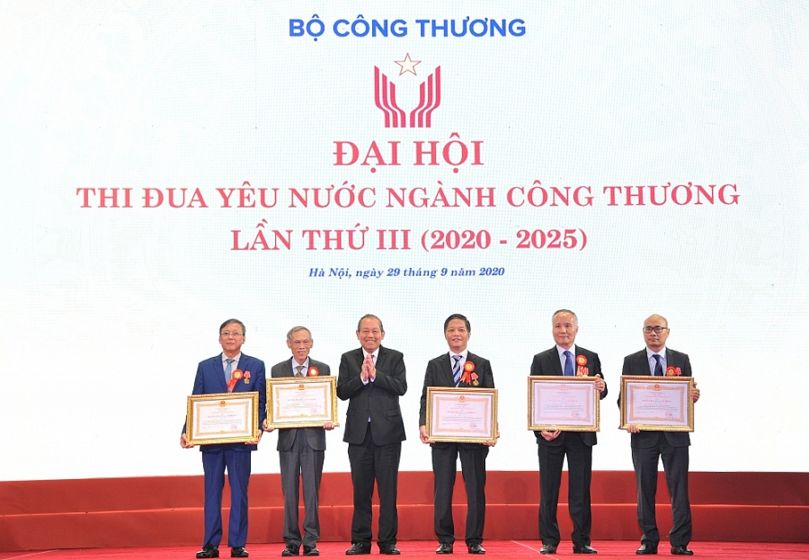 Phong trào thi đua yêu nước đóng góp tích cực vào thành công chung của ngành Công Thương Phong trào thi đua yêu nước đóng góp tích cực vào thành công chung của ngành Công Thương