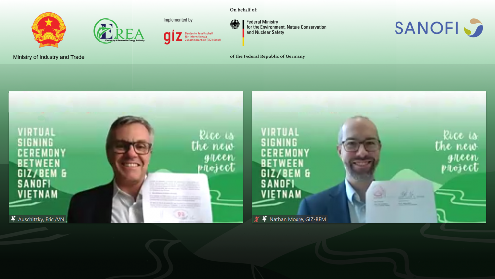 Ông Eric Auschitzky – Giám Đốc Điều Hành Khối Sản Xuất của Sanofi Việt Nam và ông Nathan Moore – Giám Đốc Dự án BEM của GIZ tại Việt Nam đại diện hai bên ký kết hợp tác