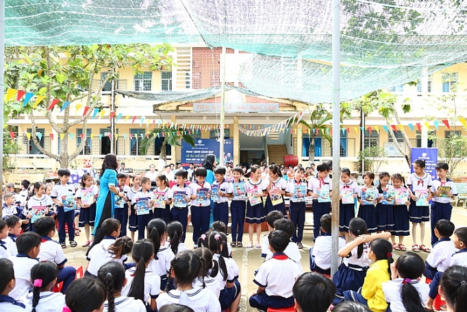 Trao tặng sách hay cho học sinh tiểu học Bến Tre trao tang sach hay cho hoc sinh tieu hoc ben tre