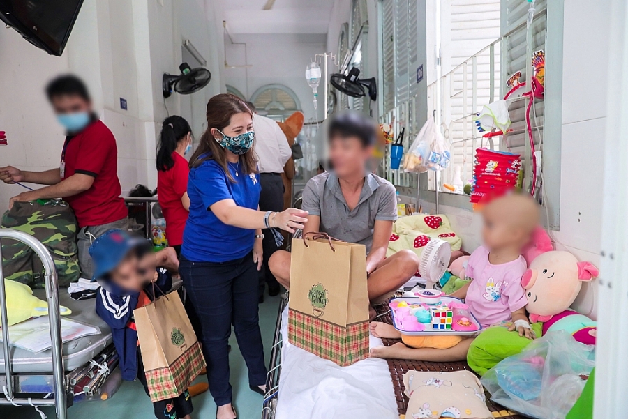 Năm nay, Sanofi đã trao tặng 450 phần quà cho bệnh nhi 0645-snf-23-blur