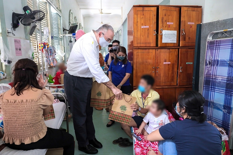 Đại diện Ban Lãnh đạo Sanofi Việt Nam trao phần quà Trung thu cho các em bệnh nhi đang điều trị tại Khoa Ung Bướu của Bệnh viện Nhi Đồng 2 Tp. HCM. 0647-snf-27-blur