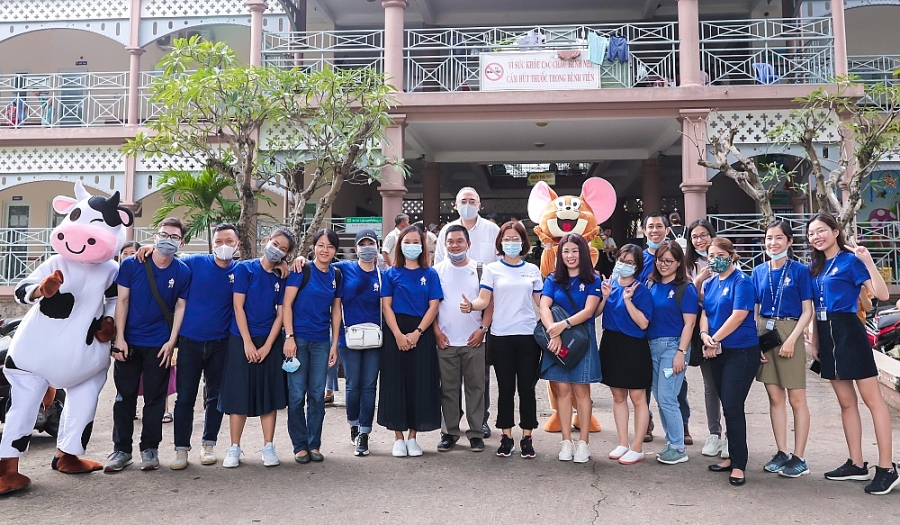 Tại Sanofi Việt Nam, các hoạt động cộng đồng luôn được ban lãnh đạo và tập thể nhân viên quan tâm, tích cực ủng hộ 0649-snf-137-cut