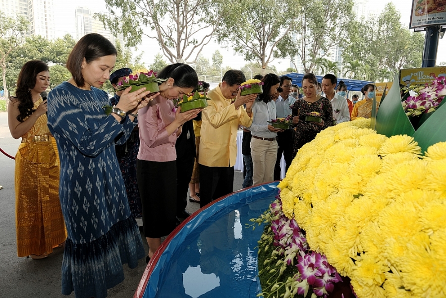 Các khách mời trong buổi lễ khai mạc làm nghi lễ thả đèn Loy Krathong 1256-cac-khach-myi-thuyc-yyi-diyn-cya-nha-nyyc-chinh-phy-doanh-nghiyp-hiyp-hyi-cya-viyt-nam-va-thai-lan-trong-buyi-ly-khai-myc-lam-nghi-ly-thy-yen-loy-krathong-ngay-tyi-sy-kiyn