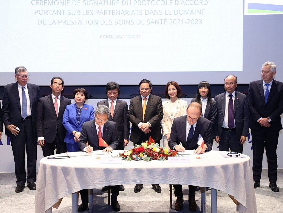 Ông Lê Văn Sơn – Chủ tịch Hội đồng quản trị Vinapharm và ông Thomas Triomphe – Phó Chủ tịch Sanofi Pasteur ký kết Biên bản ghi nhớ Ông Lê Văn Sơn – Chủ tịch Hội đồng quản trị Vinapharm và ông Thomas Triomphe – Phó Chủ tịch Sanofi Pasteur ký kết Biên bản ghi nhớ