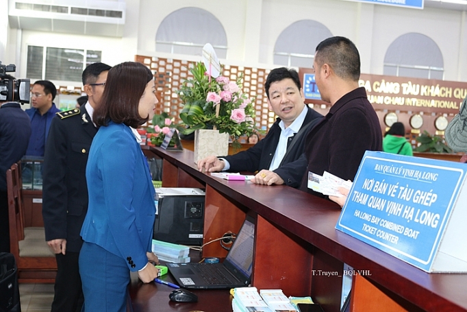 Triển khai thí điểm quản lý, điều hành tàu chở khách ghép tham quan vịnh Hạ Long trien khai thi diem quan ly dieu hanh tau cho khach ghep tham quan vinh ha long