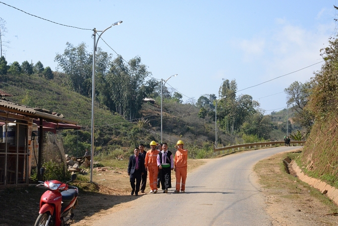 Sơn La: Thắp sáng đường quê vùng biên giới son la thap sang duong que vung bien gioi