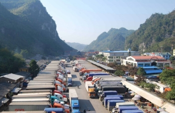 Mở các điểm trung chuyển để giải quyết tình trạng ùn tắc tại cửa khẩu