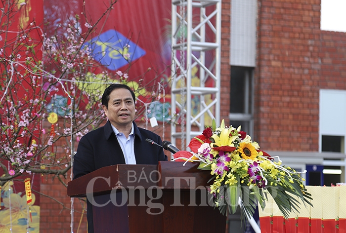 Trưởng Ban Tổ chức Trung ương tiễn công nhân về quê ăn tết truong ban to chuc trung uong tien cong nhan tho mo ve que an tet