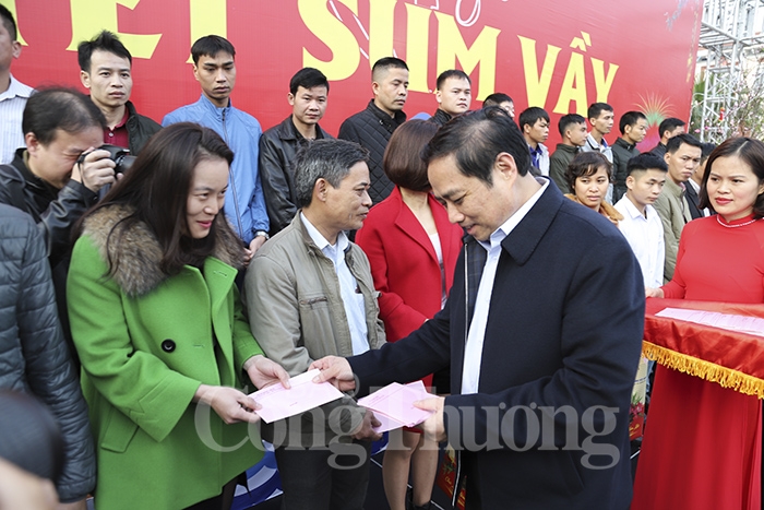 Trưởng Ban Tổ chức Trung ương tiễn công nhân về quê ăn tết truong ban to chuc trung uong tien cong nhan tho mo ve que an tet