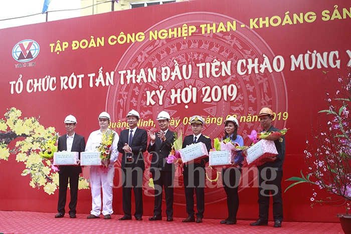 Hơn 40.000 tấn than được rót trong ngày đầu xuân Kỷ Hợi 2019 hon 40000 tan than duoc rot trong ngay dau xuan ky hoi 2019
