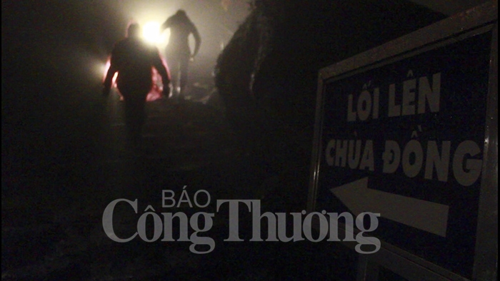 hang tram du khach doi suong len dinh yen tu truoc ngay khai hoi