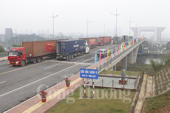 Thông quan cầu Bắc Luân II – Thúc đẩy giao thương biên giới thong quan cau bac luan ii thuc day giao thuong bien gioi