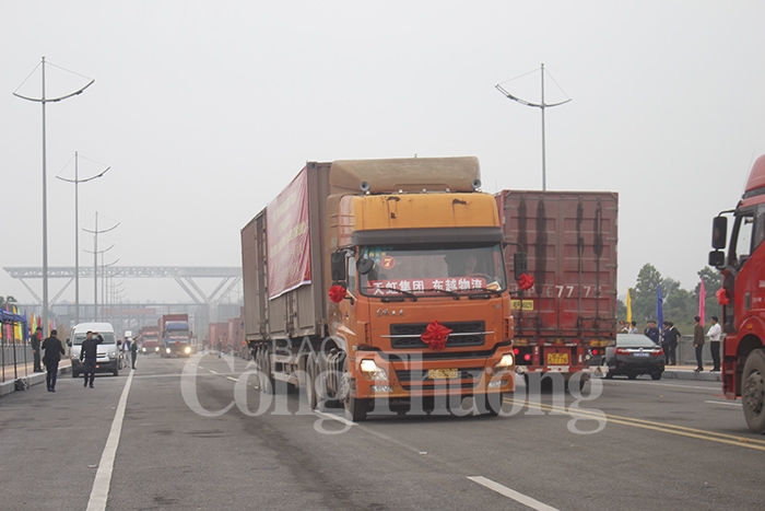 Thông quan cầu Bắc Luân II – Thúc đẩy giao thương biên giới thong quan cau bac luan ii thuc day giao thuong bien gioi