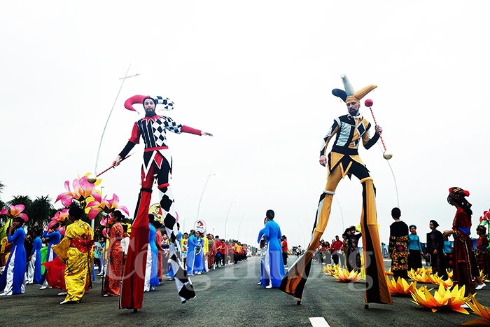 soi dong le hoi carnaval ha long 2019
