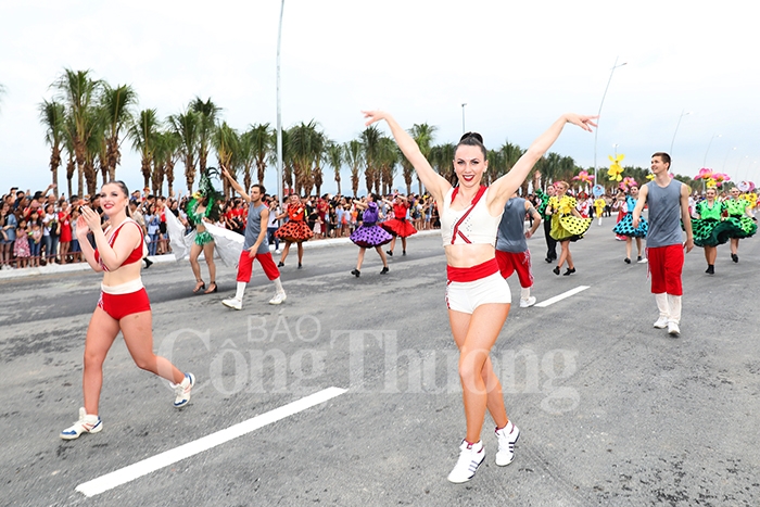 soi dong le hoi carnaval ha long 2019