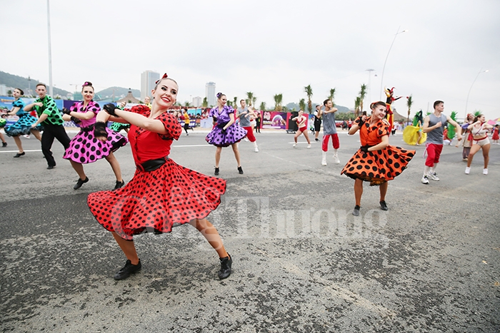 soi dong le hoi carnaval ha long 2019