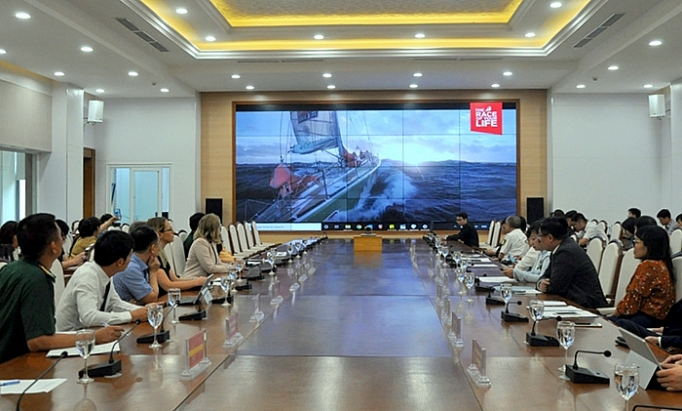 quang ninh tham gia cuoc dua thuyen buom vong quanh the gioi