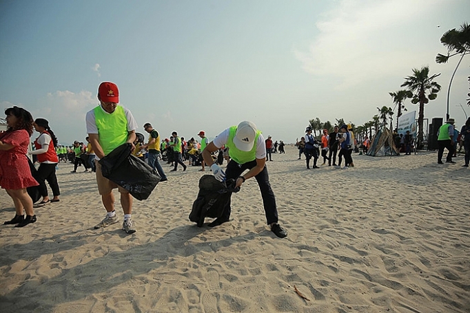 chung tay lam sach bien ha long