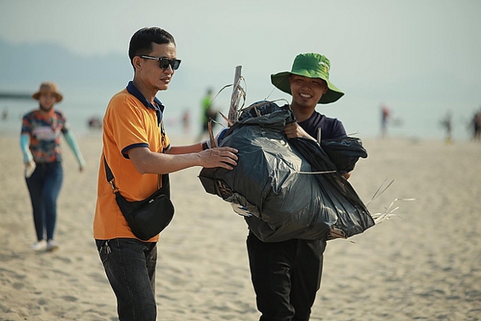 chung tay lam sach bien ha long