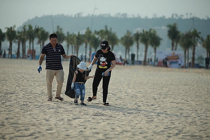 chung tay lam sach bien ha long