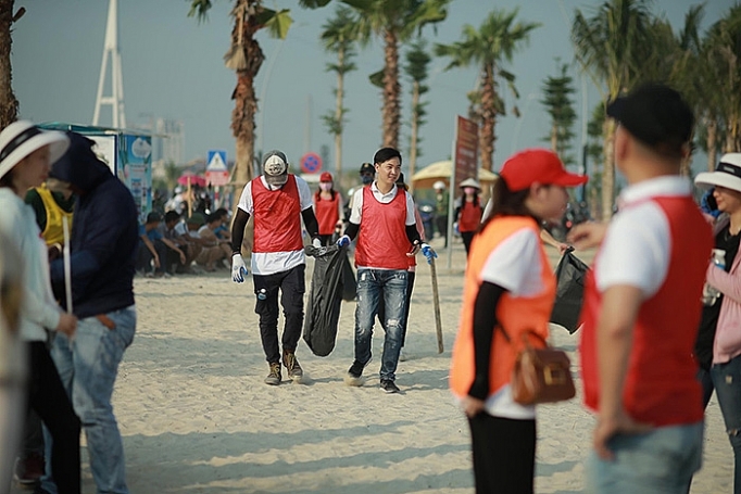 chung tay lam sach bien ha long