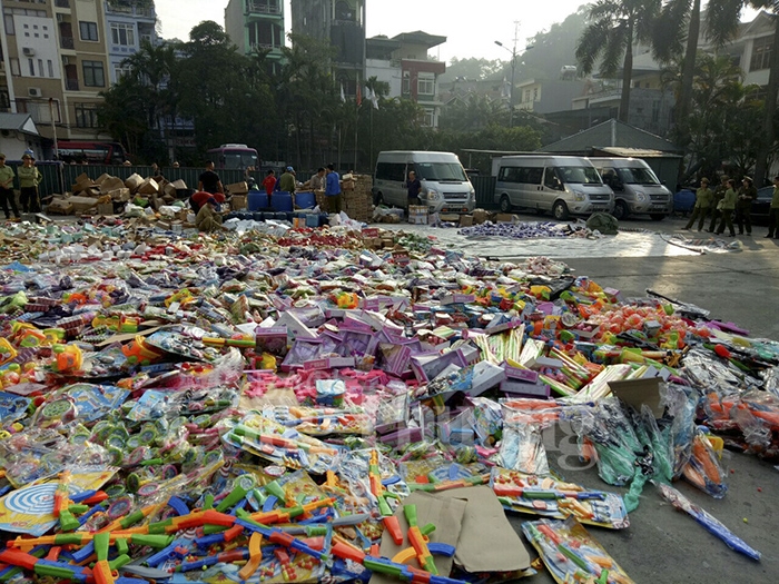 Quảng Ninh: Tiêu hủy hàng giả, hàng nhái, hàng kém chất lượng quang ninh tieu huy hang gia hang nhai hang kem chat luong