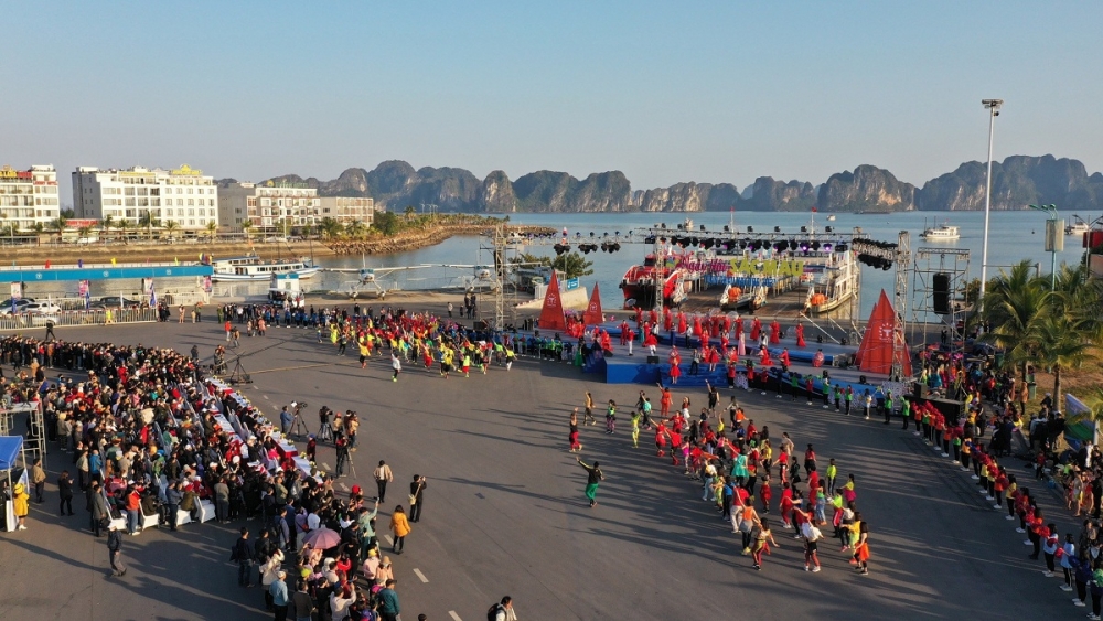 chương trình lễ hội đường phố - Carnaval mùa đông diễn ra tại đảo Tuần Châu (TP.Hạ Long) hút khách trong ngày 1/1/2021 chương trình lễ hội đường phố - Carnaval mùa đông diễn ra tại đảo Tuần Châu (TP.Hạ Long) hút khách trong ngày 1/1/2021